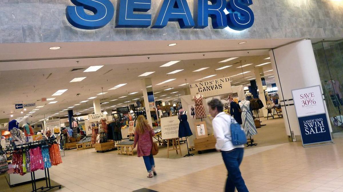 Una persona entra a una tienda Sears en Massachusetts.