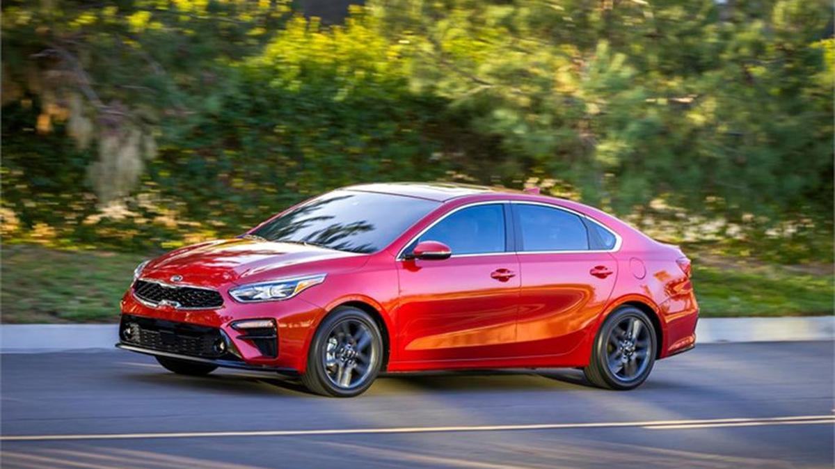 El Kia Forte 2019 llega a los concesionarios a finales de este mes, comenzando en $17,900 hasta un poco más de $25,000.