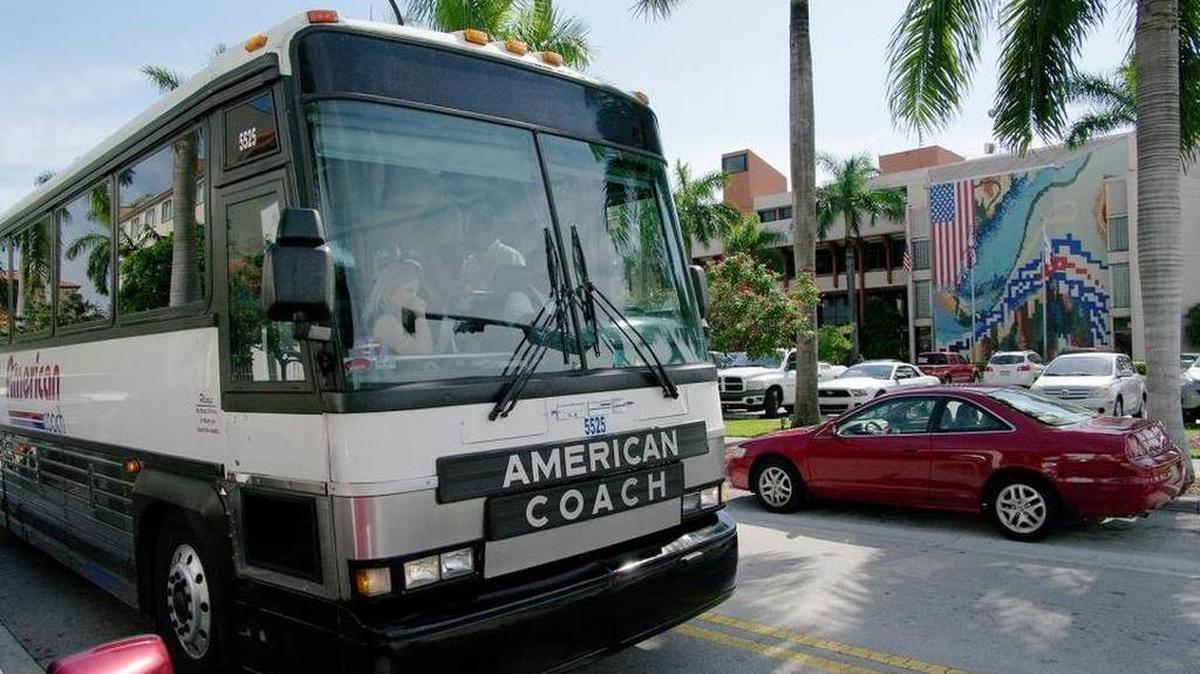 Un autobús de turistas pasa por la municipalidad de Hialeah.