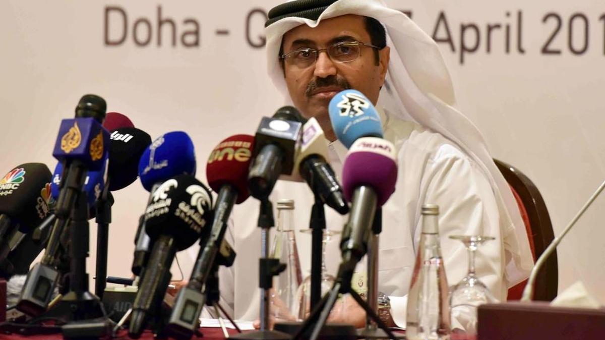 El ministro de Energía de Catar, Mohammed bin Saleh al-Sada, habla durante una conferencia de prensa el domingo, en Doha. Los países productores de petróleo no lograron acordar el congelar la producción.
