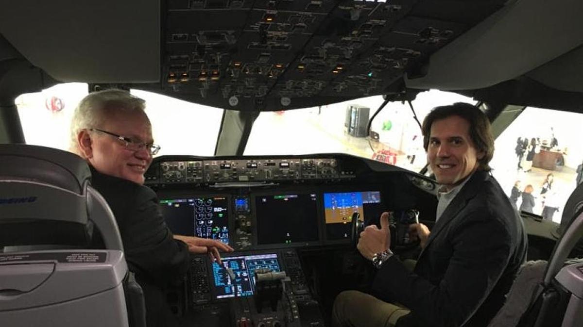 Larry K. Williams (izq.), presidente y director ejecutivo del Beacon Council, y Pablo Chiozza, vicepresidente senior para EEUU, Canadá y el Caribe de LATAM Airlines Group, durante la inauguración del nuevo hangar de mantenimiento.