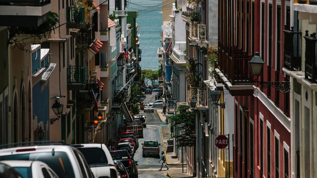 La crisis fiscal de Puerto Rico no parece soluble ni con la reestructuración de la deuda. En la foto, una calle estrecha del Viejo San Juan.