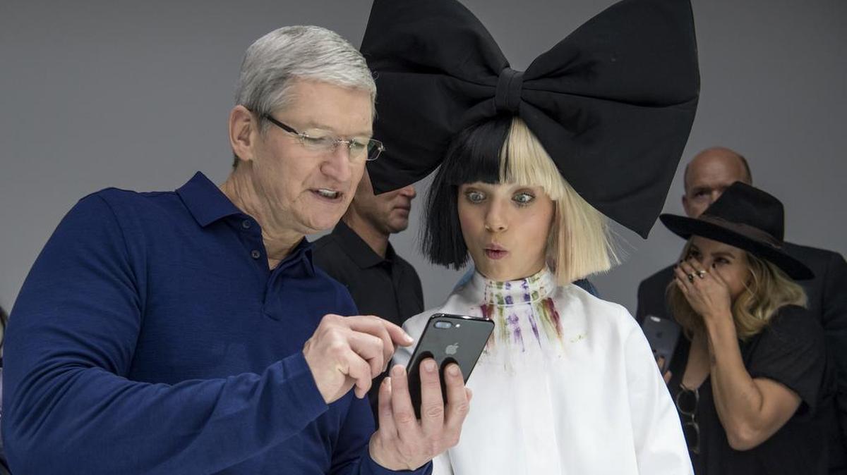 Tim Cook, CEO de Apple Inc., sostiene un iPhone 7s durante un evento en San Francisco, California.