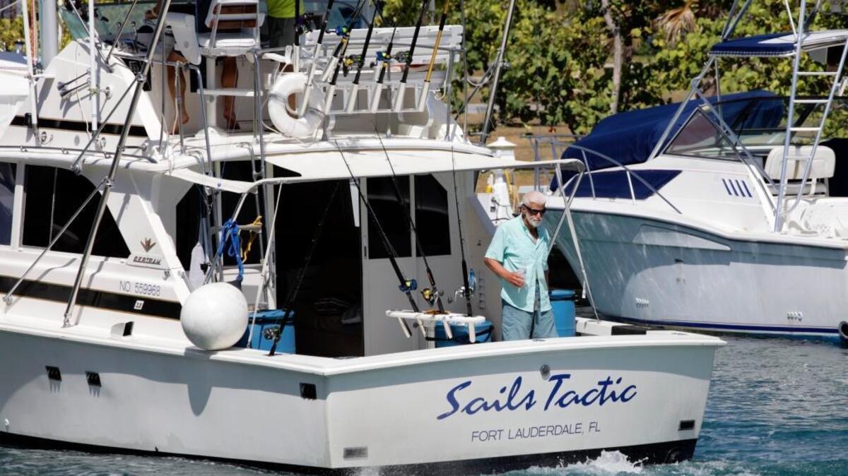 Un hombre en un yate de Fort Lauderdale, en la marina Hemingway en La Habana, Cuba.