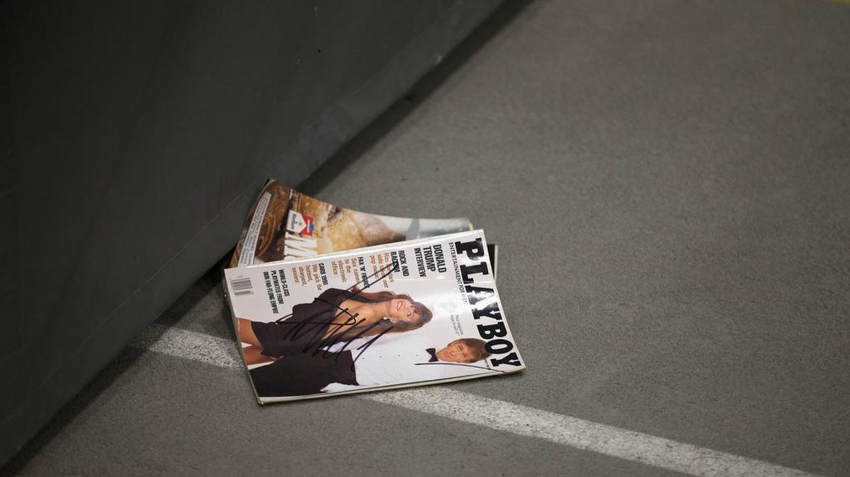 Una revista Playboy con la imagen del precandidato presidencial republicano Donald Trump en el suelo después de haber sido firmada por Trump.