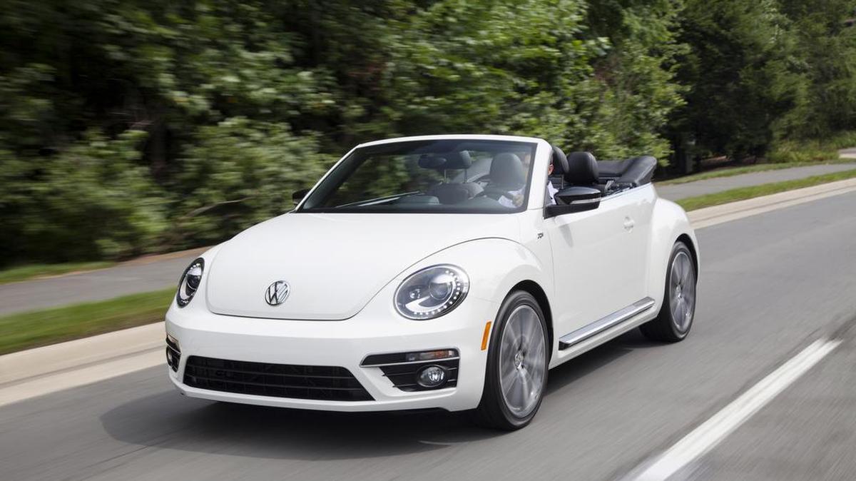 
Facilmente identificable, pero igual de atractivo, el VW Beetle convertible es un auto irresistible para quienes sienten pasión por la calildad y el estilo retro.
