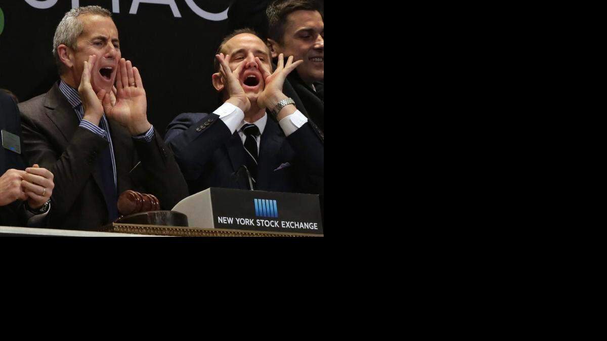 
Danny Meyer, izquierda, fundador y CEO de Union Square Hospitality Group, y Randy Garutti, CEO de Shake Shack, saludan la salida a la bolsa de Nueva York de la compañía de comida rápida el viernes.

