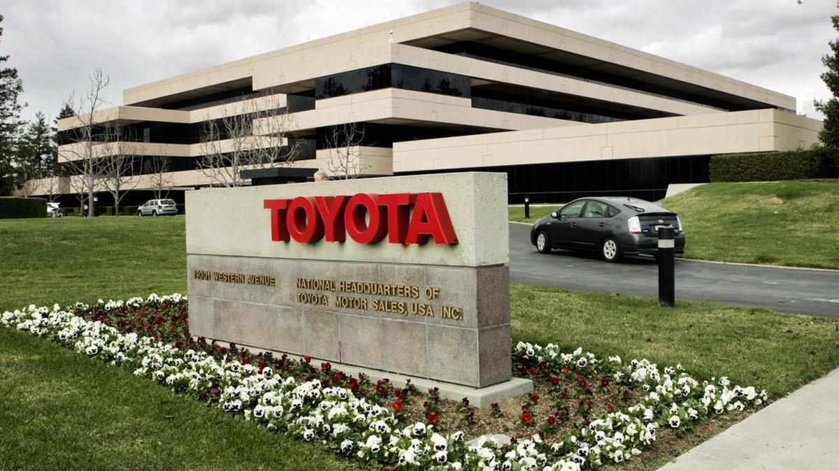 Toyota Motor planea introducir un sistema de teletrabajo este verano para permitir que unos 25,000 empleados desempeñen gran parte de sus cometidos desde casa.