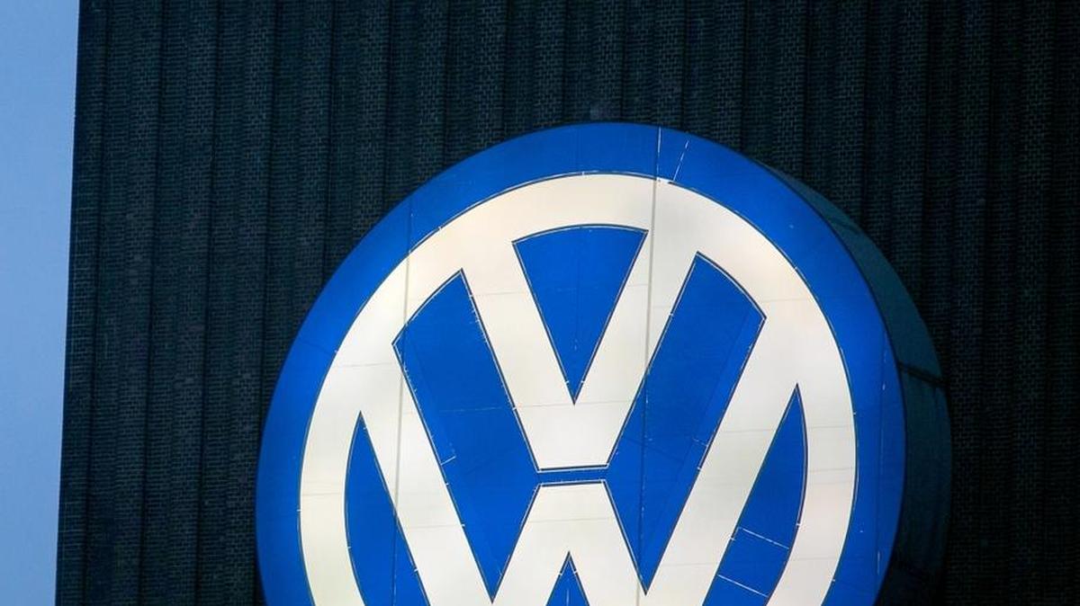 El logo de la Volkswagen en la sede de esa empresa en Wolfsburg, en octubre. Los fiscales alemanes ampliaron su investigación para incluir la sospecha de evasión fiscal.