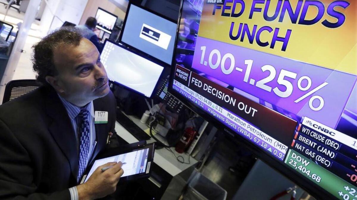 El agente bursátil Gerard Farco observa una pantalla en la Bolsa de Valores de Nueva York el 1 de noviembre de 2017 que muestra la decisión de la Fed.
