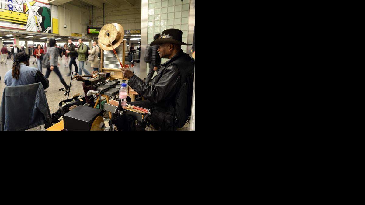 
Musicos callejeros tocan a la entrada de una estación del metro de Nueva York el jueves. La economía de EEUU funcionó mejor de lo esperado en el trimestre.

