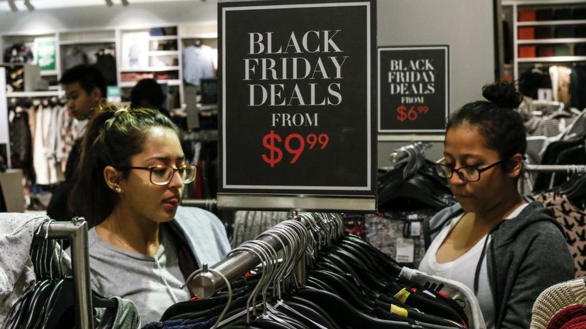 Clientas revisan la ropa en descuento en un almacen H&M en el Newport Mall de durante el Viernes Negro.