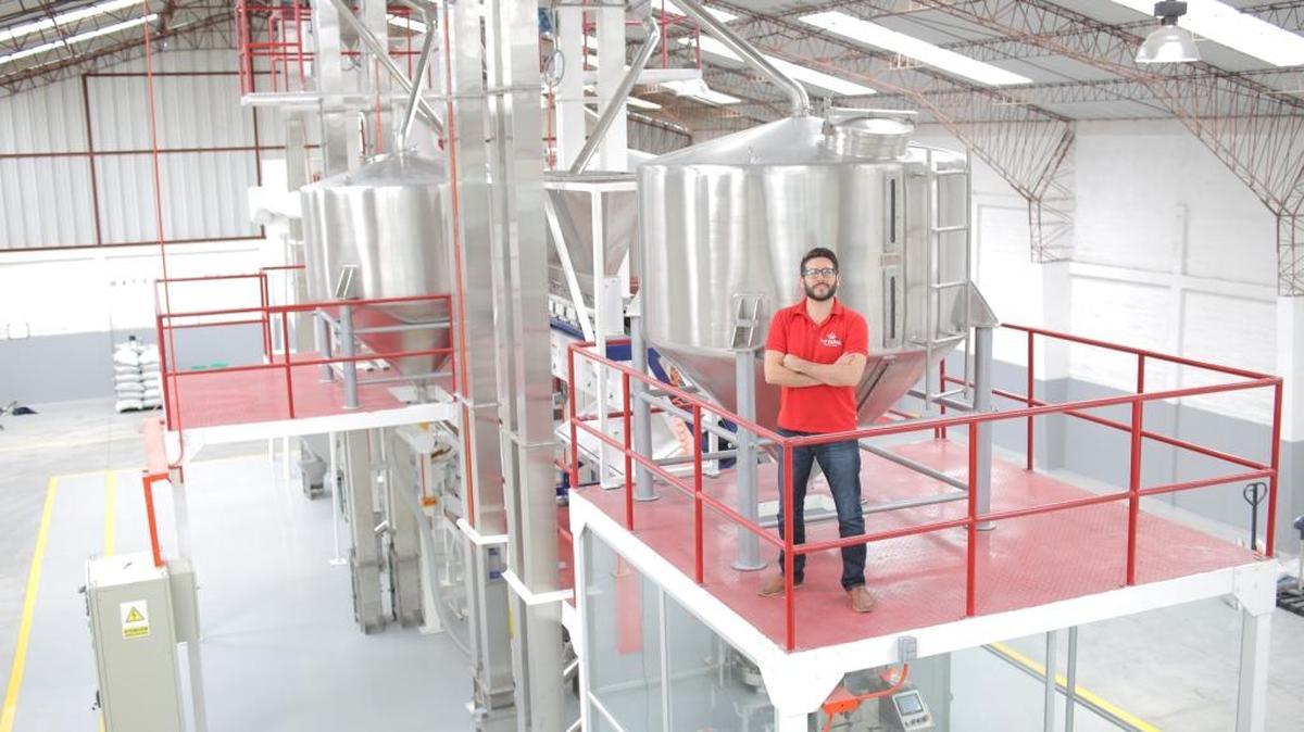 Santiago Stacey, cofundador y CEO de la empresa Kunachia en la planta de esa compañía en Ambato, Ecuador.