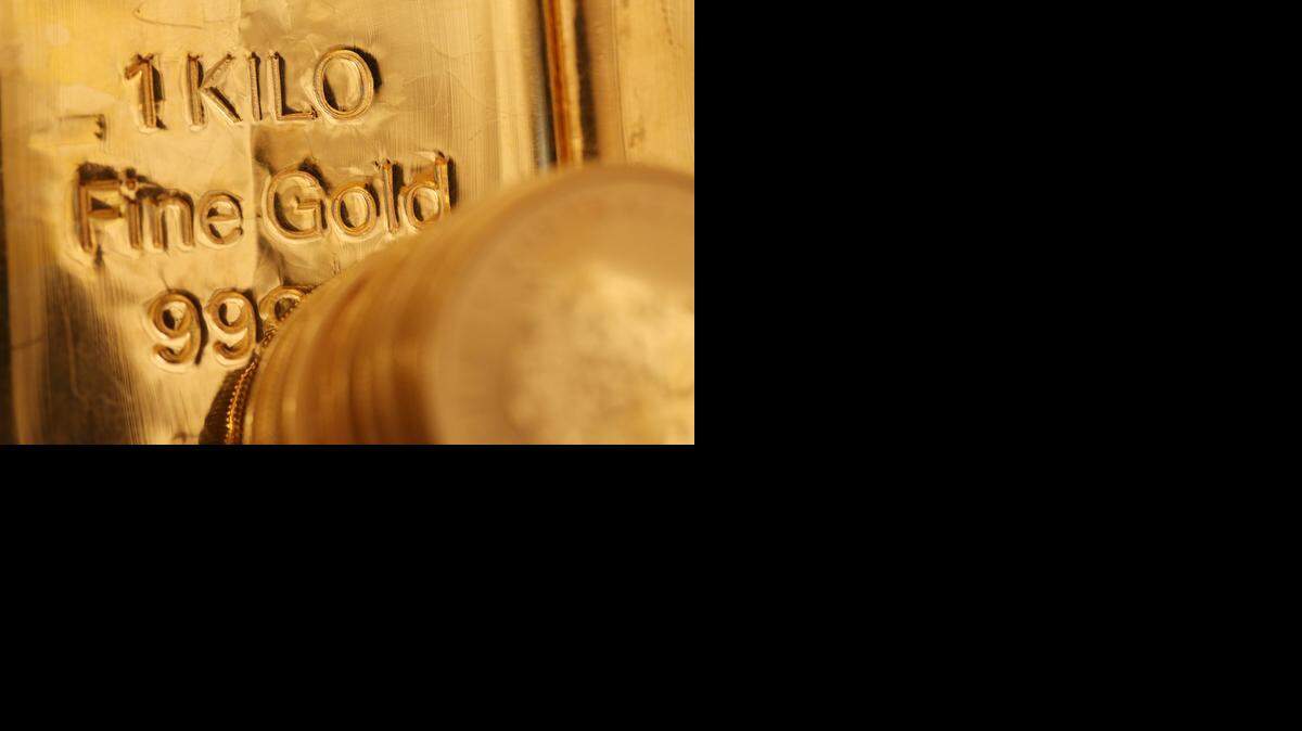 
La cotizacion del oro proseguía este miércoles su caída, iniciada la semana pasada, hasta niveles inéditos desde hace más de cuatro años, debido a la fortaleza del dólar que penaliza la demanda.

