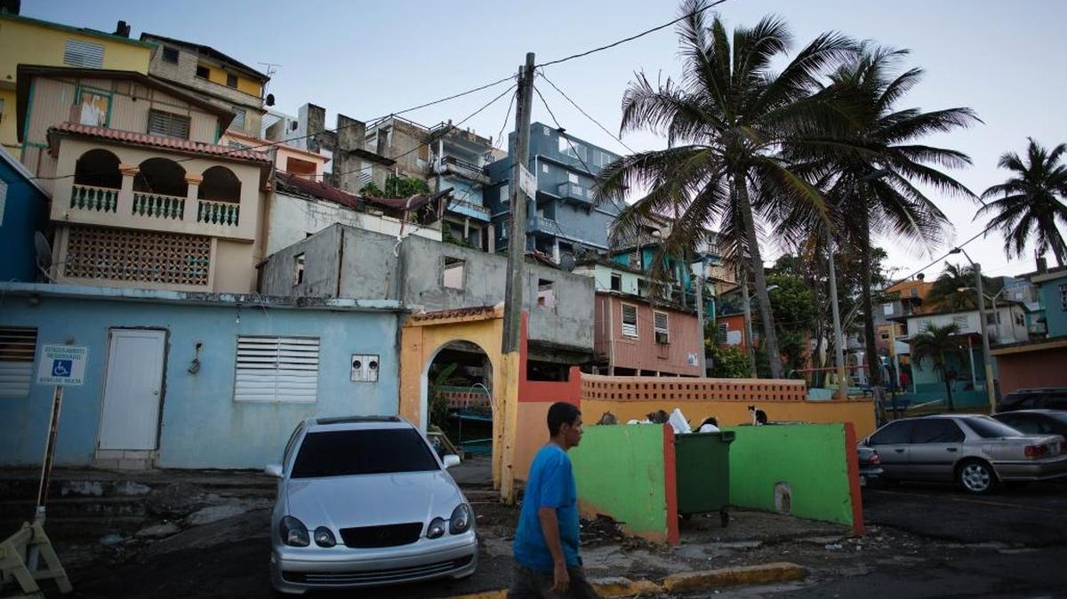 La Perla, un barrio en San Juan. La factura de la luz en los hogares puertorriqueños subió a partir del lunes 1.3 centavos por kilovatio-hora, medida que coincide con una racha de apagones.