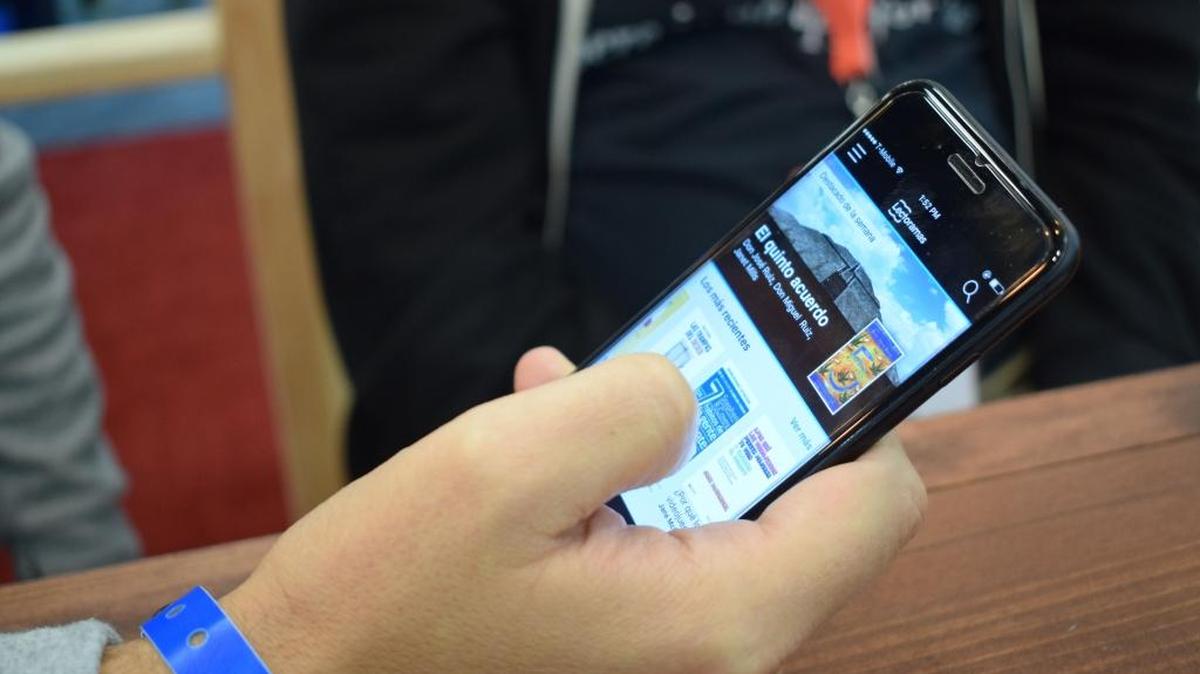 Si ya ofrecía la comodidad de comprar desde casa sin moverse de la silla, ahora se ha subido al carro de la portabilidad y va más allá: un cliente ‘online’ puede realizar sus compras desde cualquier lugar... Siempre y cuando tenga un ‘smartphone’.