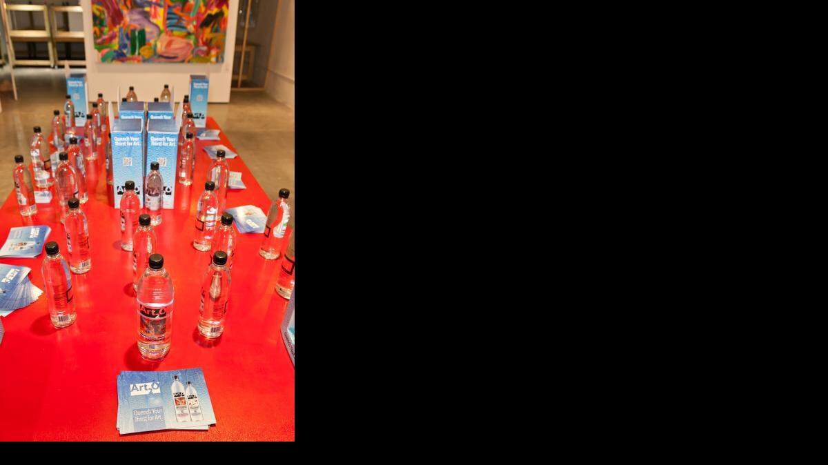 
Despliegue de las botellas de agua Art2o, durante su lanzamiento en la reciente feria Art Basel en Miami.
