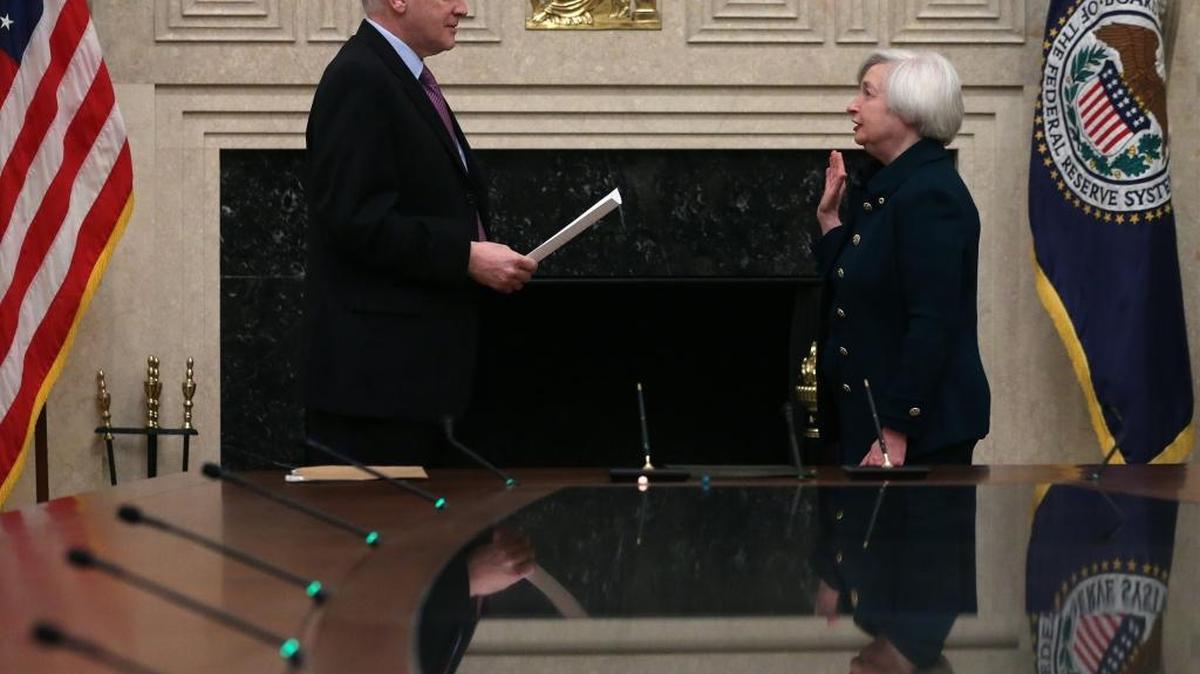 Janet Yellen jura como presidenta de la Reserva Federal ante el gobernador de esa entidad Daniel Tarullo en Washington. Foto de archivo.