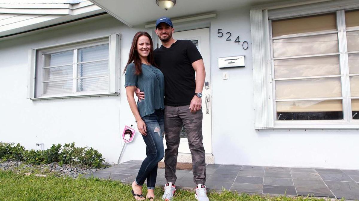 Nicole García, de 31 años, y Alex Quevedo, 30, posan frente a su casa que compraron en febrero del 2017.