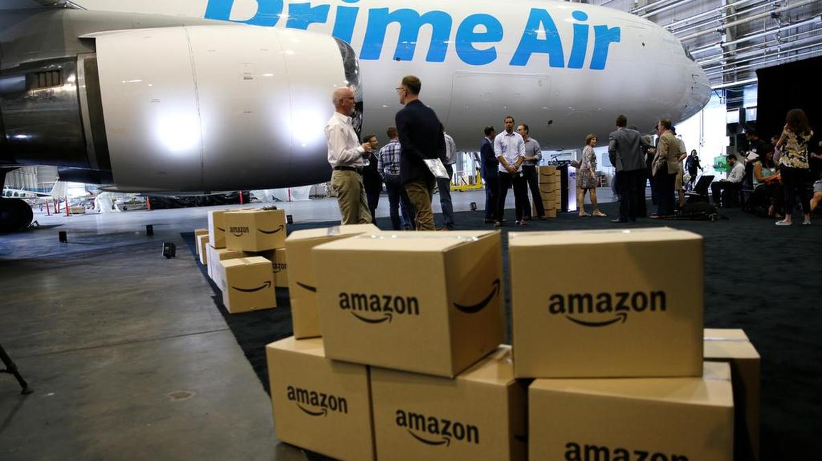 Cajas de Amazon.com esperan ser llevadas a un avión de carga Boeing 767 perteneciente a Amazon “Prime Air”, en un hangar en Seattle. Foto del archivo del 4 de agosto del 2016.
