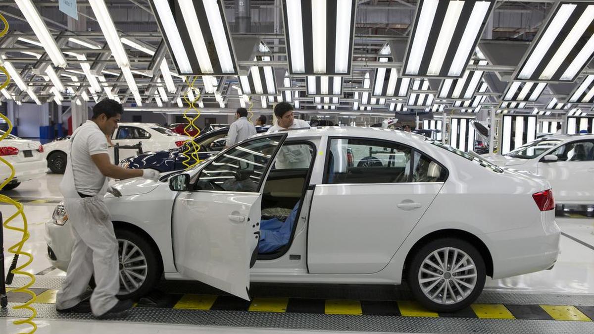 
Técnicos de una planta de Volkswagen en Puebla, México, trabajan en una línea de ensamblaje.


