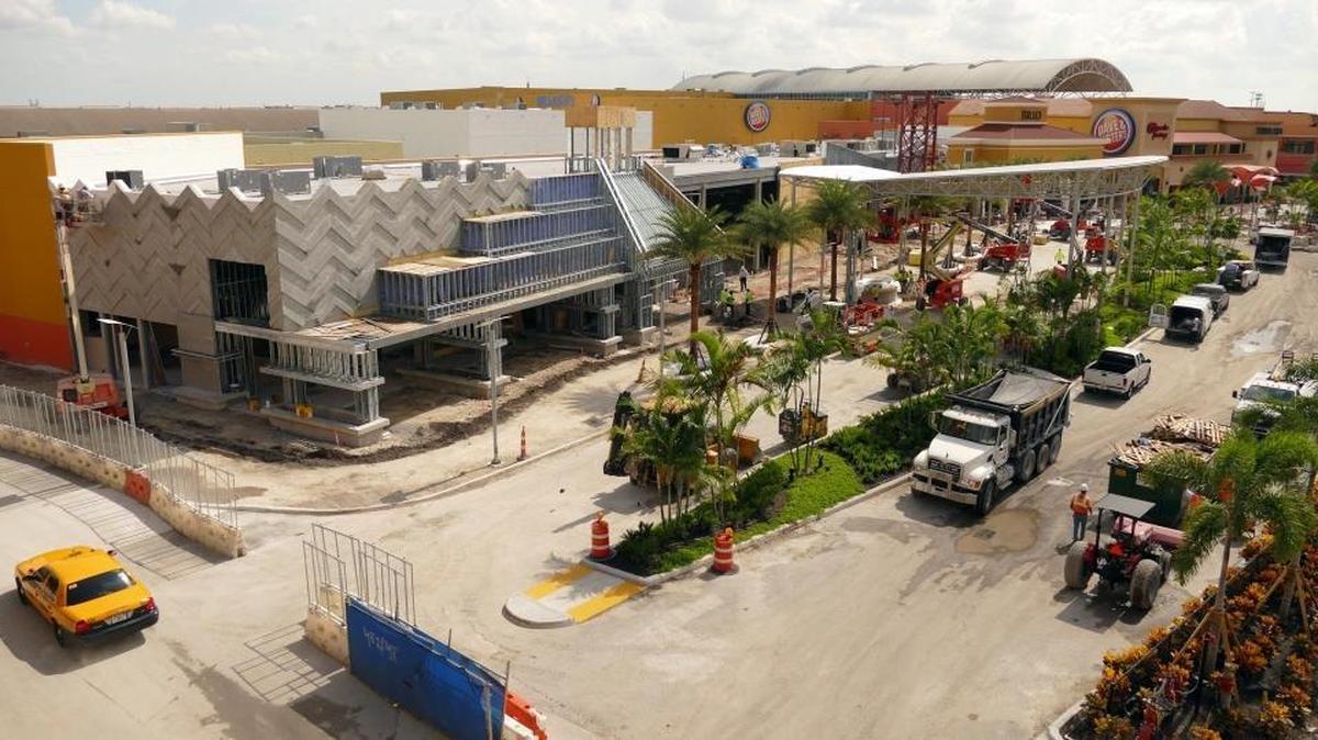 
El Dolphin Mall, en la ciudad de Doral, fue ampliado y renovado recientemente. Las personas pueden convertirse en inversoras en centros comerciales como ese.
