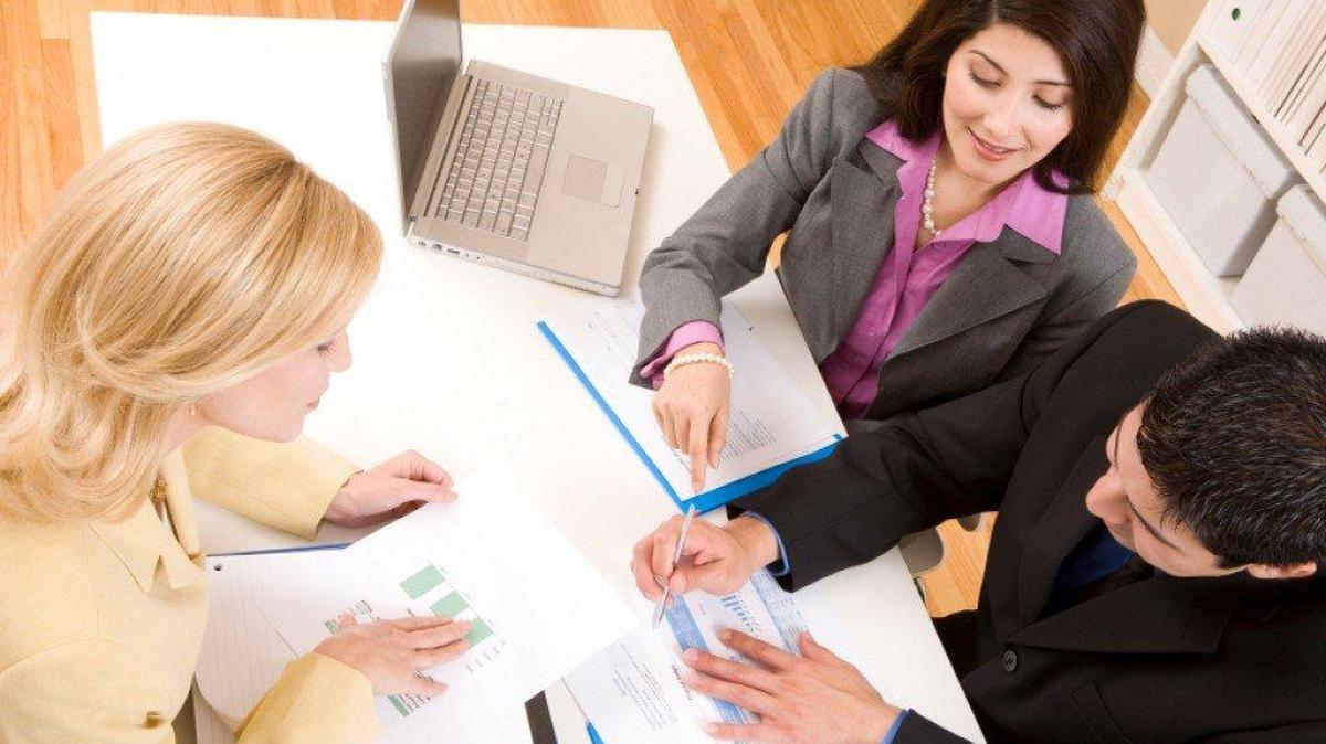 Cada vez más  pequeños empresarios quieren patrocinar a un empleado para conseguir la tarjeta de residencia.