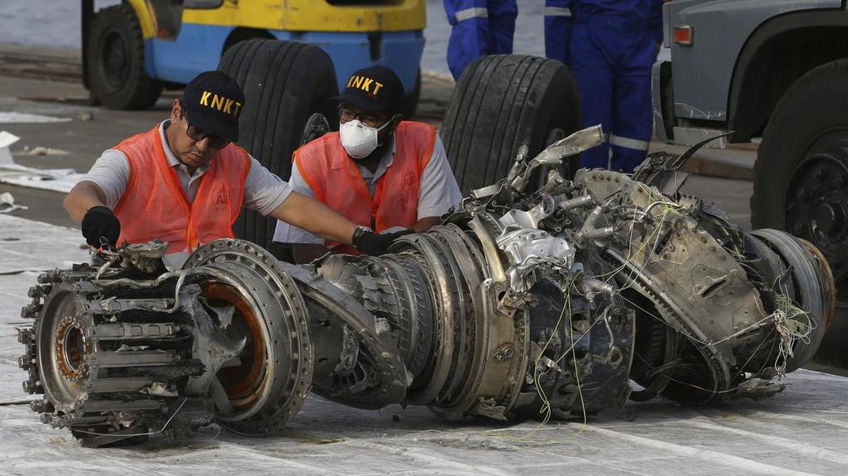 Especialistas inspeccionan un motor recuperado del sitio de la catástrofe del avión Boeing 737-Max de Lion Air Jet que cayó en Jakarta en el 2018.