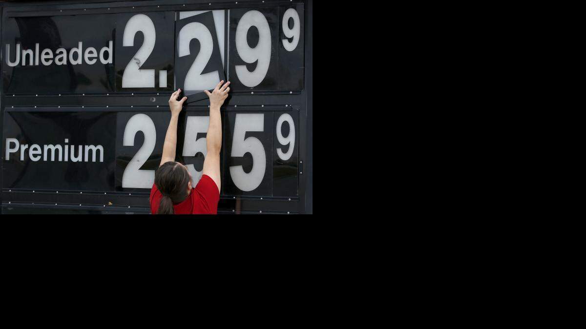 
La empleada de una gasolinera Quick Trip de Tolleson, Arizona, ajusta el precio del galón de regular.
