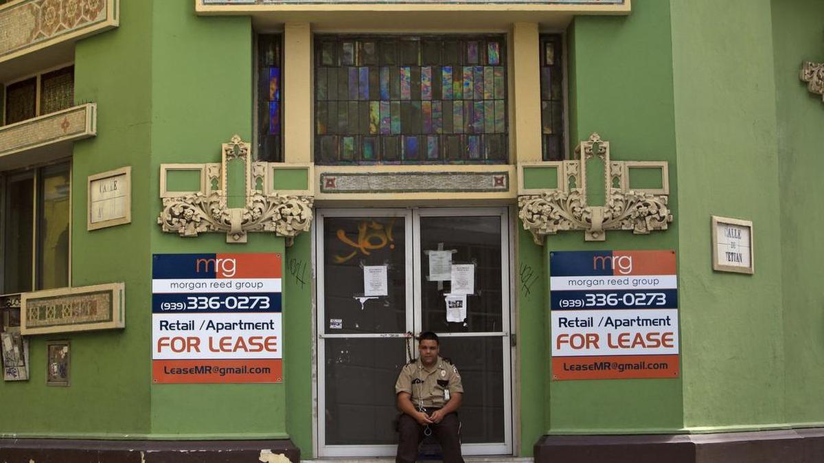 
Un custodio se sienta a la entrada de un negocio clausurado en El Viejo San Juan el domingo 4 de agosto. Privada de financiación fresca, la economía boricua está pasando uno de sus peores momentos.
