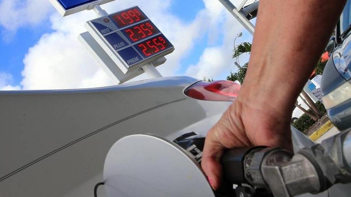 Los precios de la gasolina en el área de Miami continúan bajando.