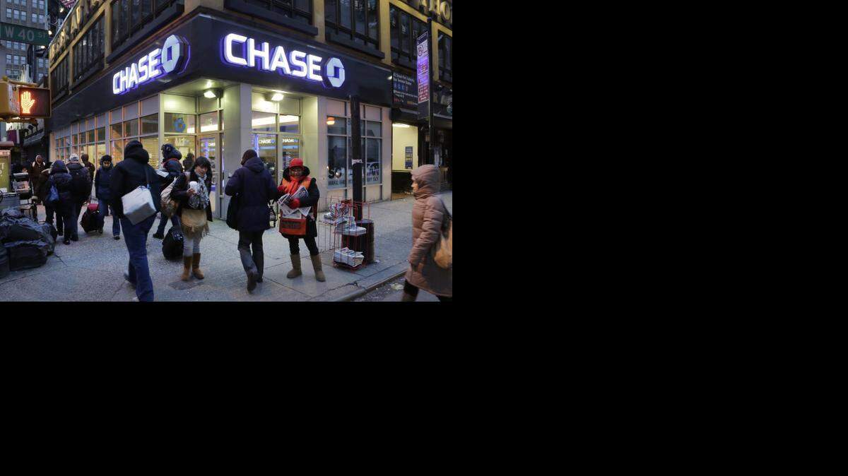 
Transeuntes pasan frente a una sucursal del Chase Bank en Nueva York el miércoles.
