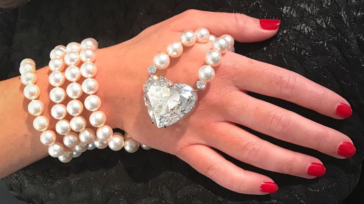 El más grande y “perfecto” de los diamantes tallados con forma de corazón, ‘La leyenda’, está colgado en un collar de perlas de cultivo.