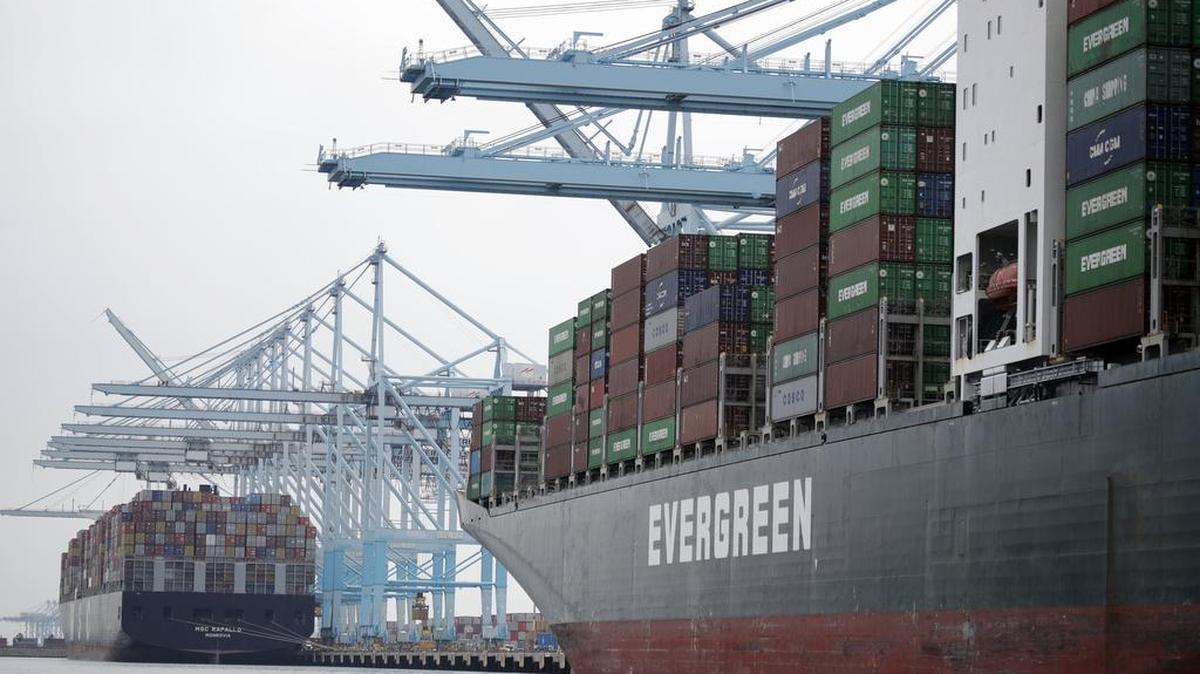 Un barco portacontenedores anclado en el puerto de Los Angeles. Los efectos de las tensiones comerciales con China no son aún perceotibles en la economía.