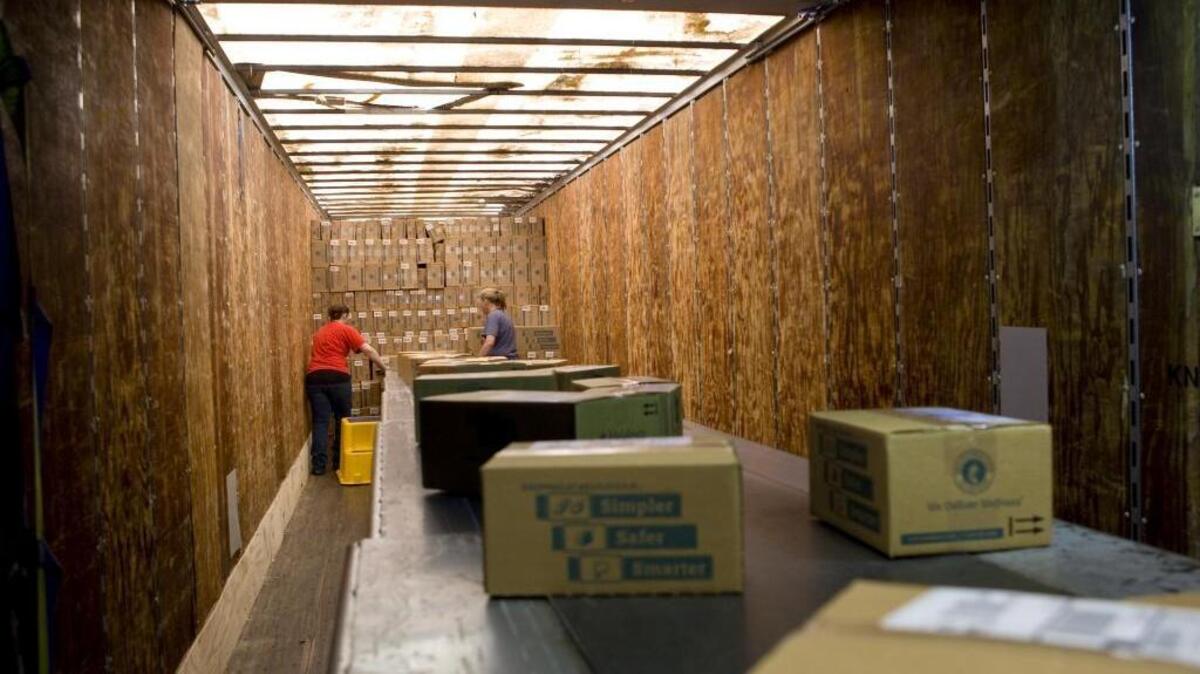 
Empleados de UPS trabajan en uno de los almacenes de la compañía.
