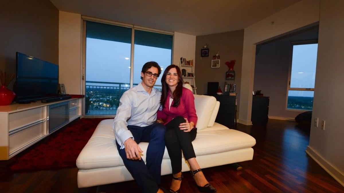 Jorge Padilla y su esposa, Ana Amaya, posan en su apartamento de Miami, el jueves 3 de marzo