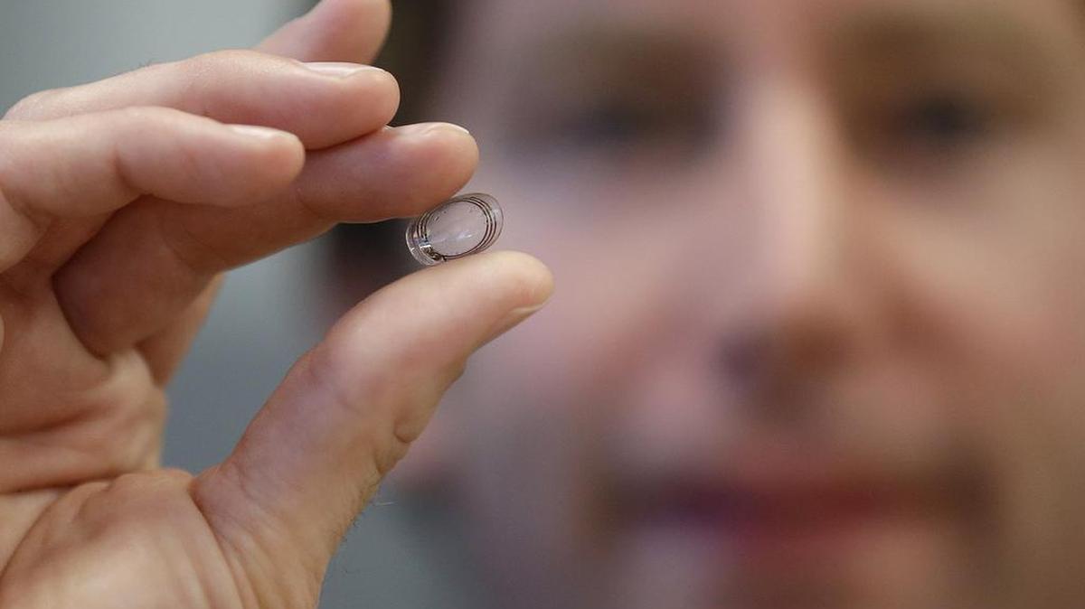 
Una muestra de los lentes de contacto que desarrolla Google junto al proyecto de exploración de los niveles de glucosa ocular.
