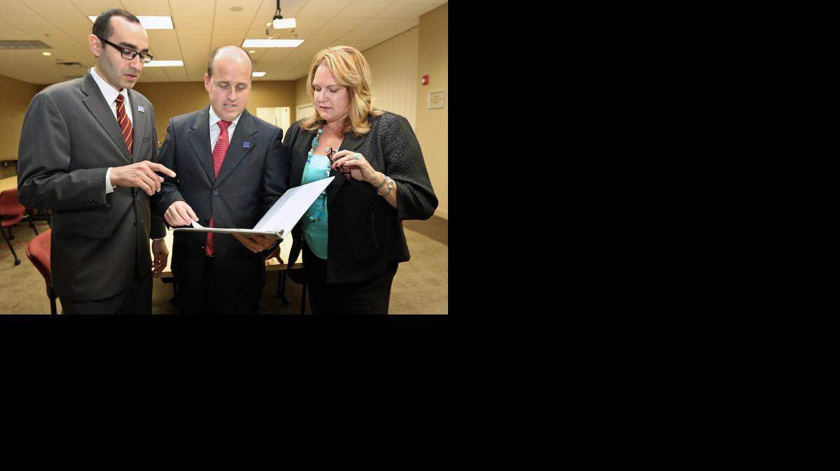 
De izquierda a derecha, José Alvarez, consultor negocios de Hispanic Business Initiative Fund (HBIF); Augusto Sanabria, presidente y CEO de HBIF, y Myrna Sonora, vicepresidente de HBIF en el Sur de la Florida, durante la reunión de la junta directiva de esta entidad, la semana pasada.
