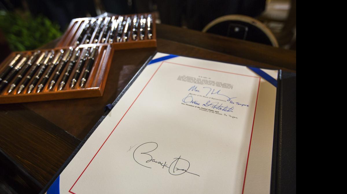 
Fotografía de la firma del presidente Barack Obama en la llamada ‘vía rápida’, que le otorga poderes especiales de negociación de tratados comerciales internacionales. 
