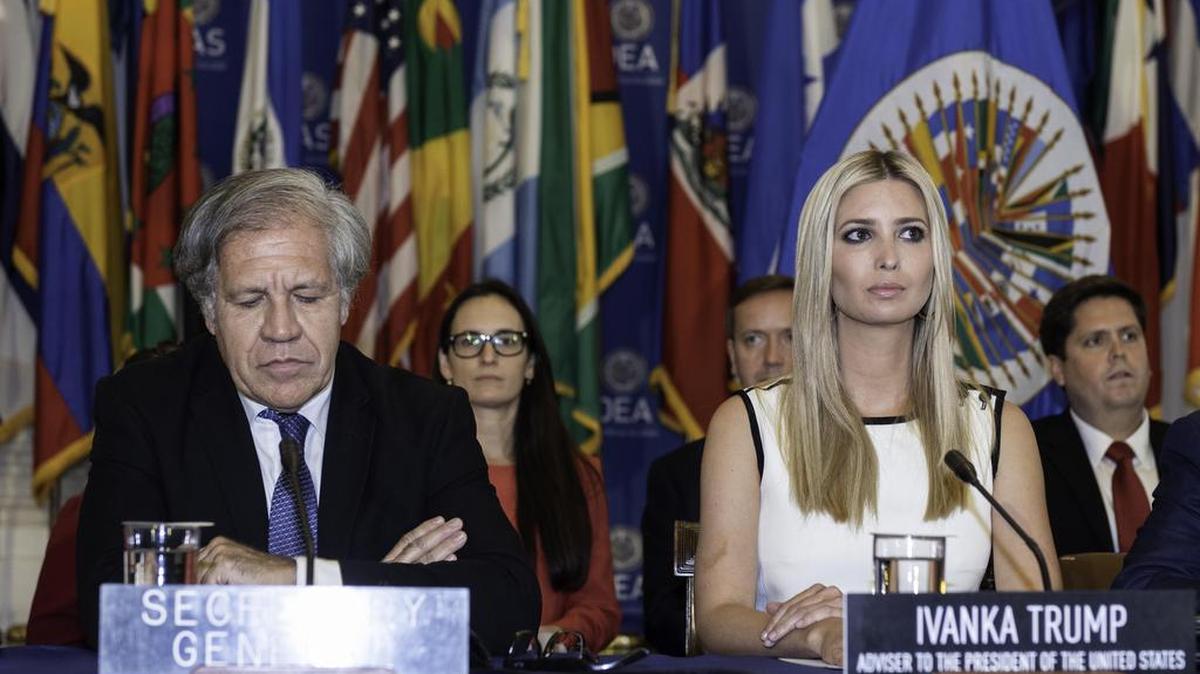 Fotografía cedida por la Organización de Estados Americanos (OEA), donde aparece el secretario general del organismo, Luis Almagro, y la asesora de la Casa Blanca, Ivanka Trump, mientras participan en el marco del diálogo sobre “El empoderamiento de las mujeres sobre el desarrollo económico y social sostenible de las Américas” celebrado el lunes 27 de agosto de 2018, en la sede del organismo en Washington.