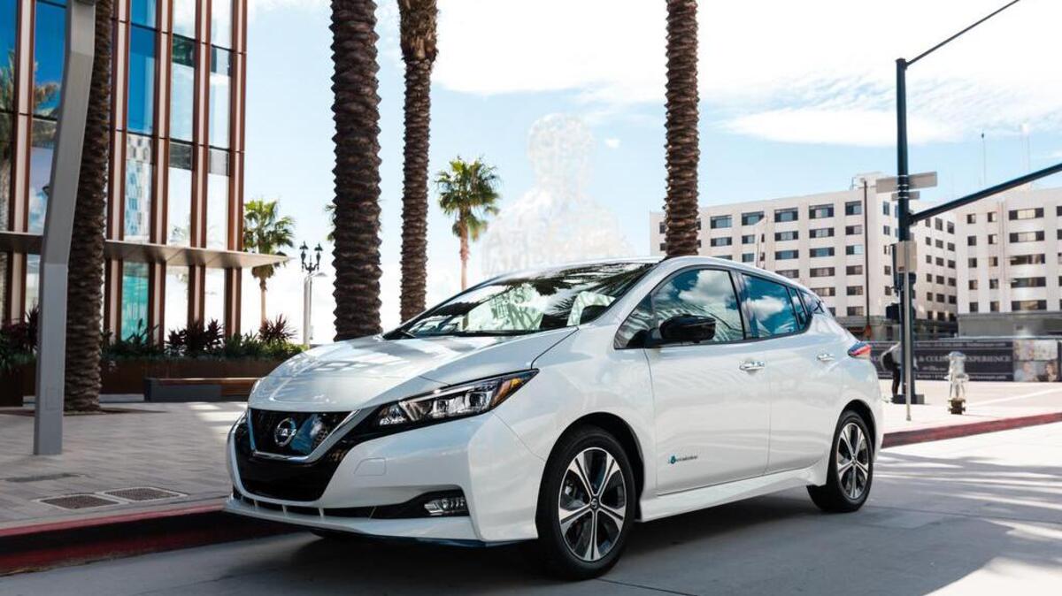 El Nissan Leaf tiene 150 millas de alcance con una carga, mucho menos que las 238 millas del Chevy Bolt o las 310 millas del Tesla Modelo 3, pero cuesta miles menos que sus rivales.