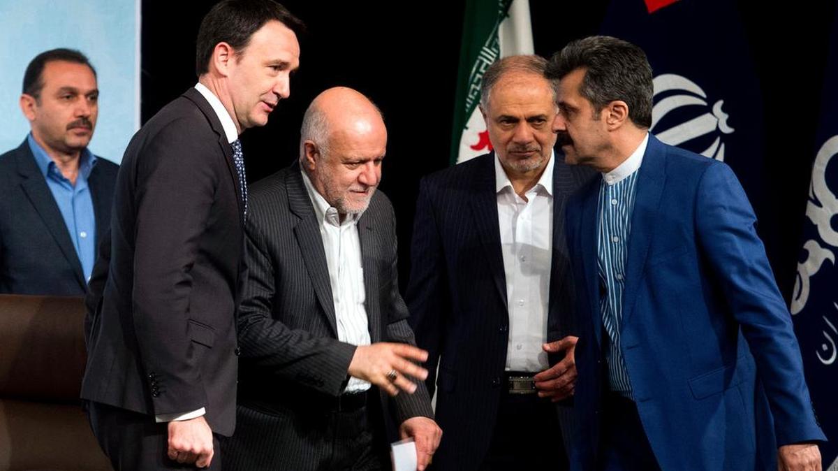 El jefe de la región Africa del Norte y de Oriente de Total, Stephane Michel (2 izq.), y el ministro de Petróleo de Irán Bijan Zanganeh (cen.), tras la firma del acuerdo el martes.
