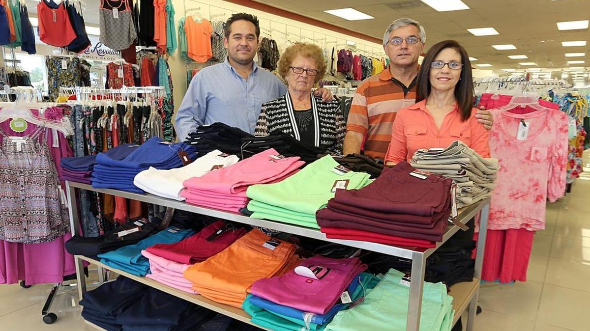 
De izq. a der., David Pardo, Gudelia Hernández, Francisco y Milagros Pardo, en la tienda de su propiedad, La Revoltosa, en Weschester.
