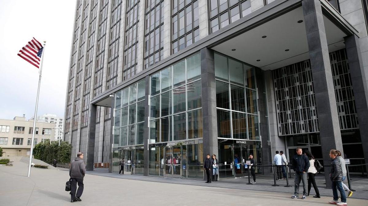 Vista exterior de la Corte Federal de San Francisco, donde representantes del Departamento de Justicia estadounidense y abogados que representan al fabricante de automóviles alemán Volkswagen (VW), asistieron a una reunión el martes.
