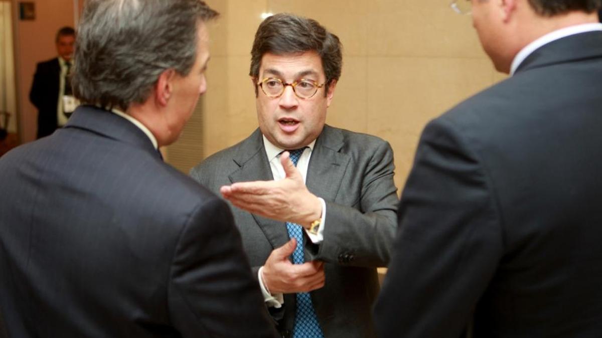 El presidente del Banco Interamericano de Desarrollo (BID), Luis Alberto Moreno (cen.). 