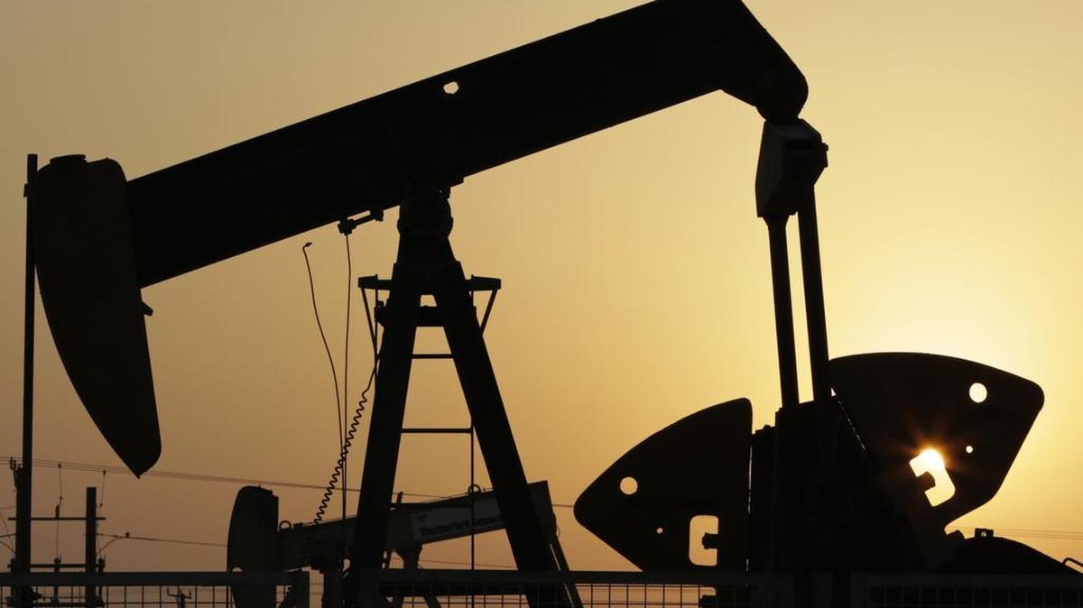 Una plataforma de extracción de petróleo en los yacimientos de Sakhir, Bahrain. La AIE estima que la caida de los precios ha llegado a su final.