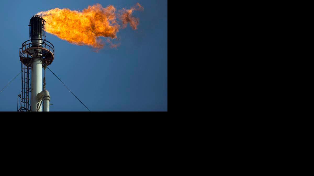
Una torre de Pemex quema gases en la refinería de petróleo Miguel Hidalgo en Tula de Allende, México.
