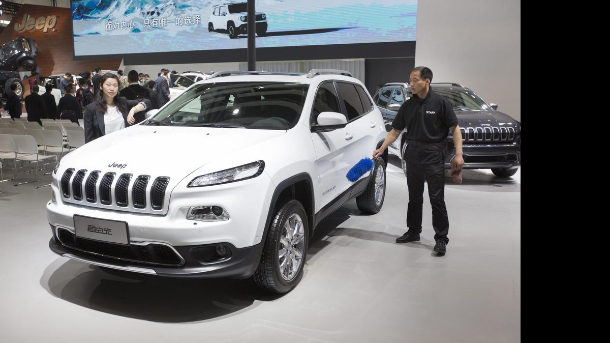 
Charlie Miller y Chris Valasek revelaron en un artículo publicado en la revista Wired que han sido capaces de controlar de forma remota algunas funciones de un Jeep Cherokee 2014, e incluso apagar su motor. 
