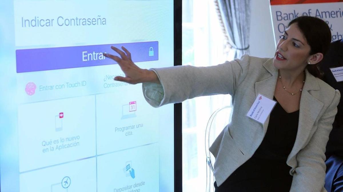 Carla Molina, ejecutiva del Bank of America, muestra la nueva aplicación en idioma español para los clientes hispanos.