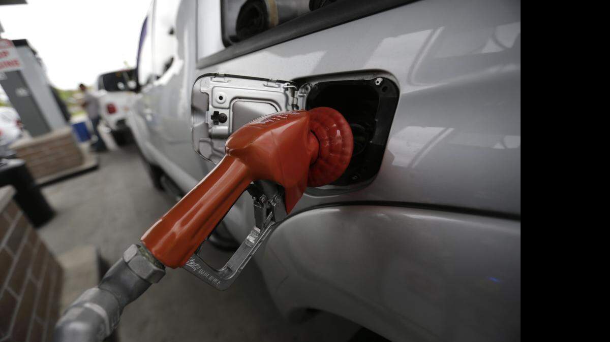 
La debilidad de los precios del combustible ha sido decisiva a la hora del balance general de precios y la inflación en el trimestre cayó a terreno negativo.
